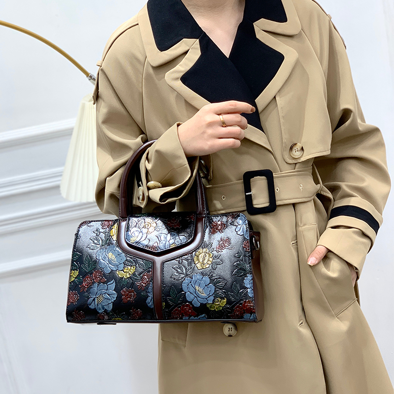 Vintage Geprägte Blumen-Boston – Luxury Bags That Are Vegan Bewertung und Preis