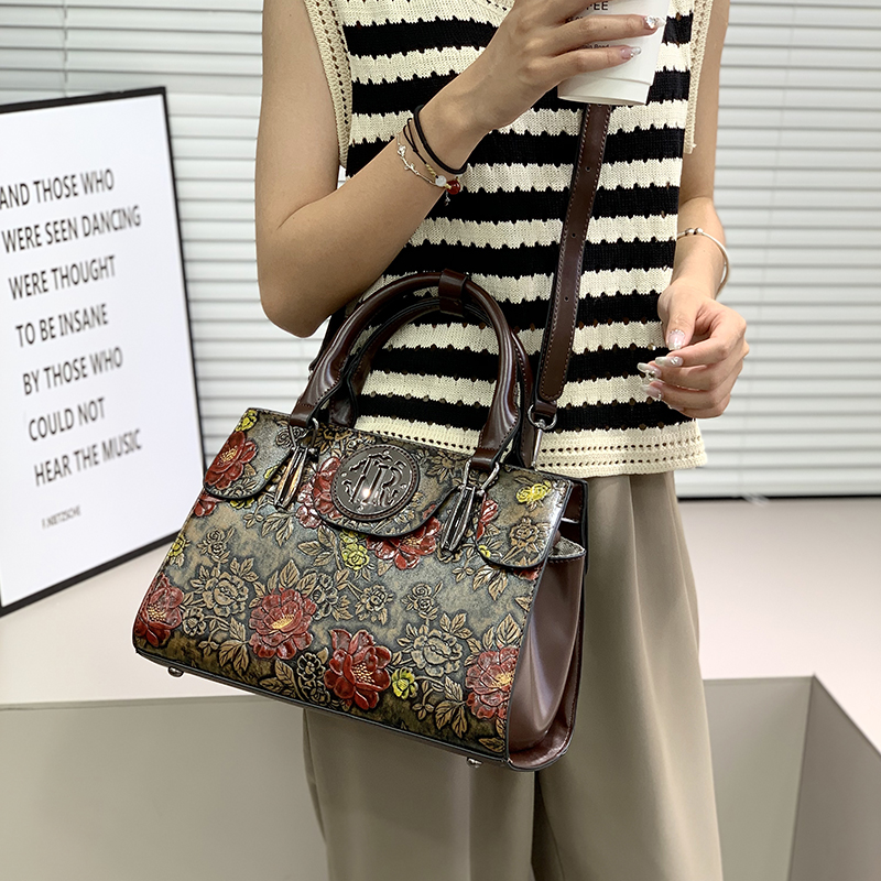 Vintage Geprägte Blumen-Traget – Luxury Bags That Are Vegan Bewertung und Preis