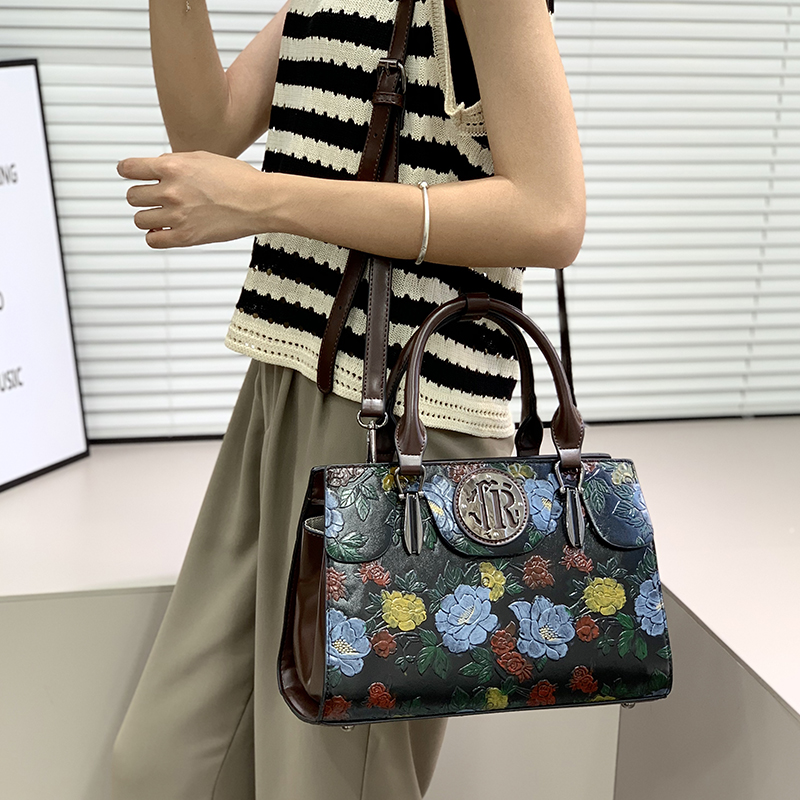 Vintage Geprägte Blumen-Traget – Luxury Bags That Are Vegan Bewertung und Preis